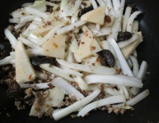 白菜と筍のそぼろ炒め　調理③