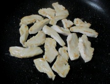 鶏むね肉とレンコンのピリ辛炒め　調理②