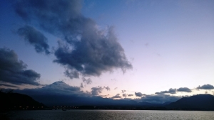 美しき　夕日と　富士山　と　河口湖