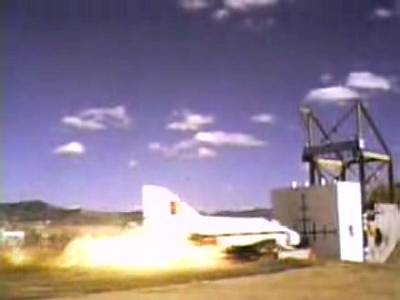 1988年に行われた原子力発電所と同じ壁に時速800kmで飛ぶ戦闘機を突撃させる実験のムービー（原発の壁は強固）