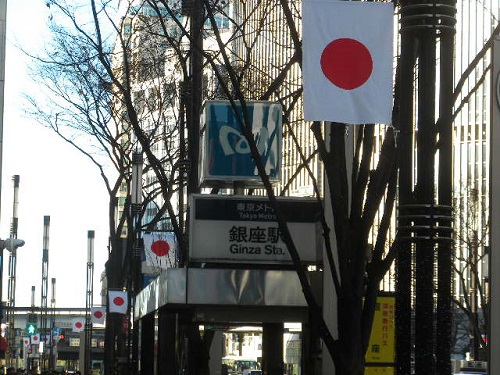 東京では年末年始になると大通りの一部に日の丸が飾られる。特に、銀座や日本橋を通る「中央通り」の日の丸は、なかなか壮観だ。平成27年12月29日