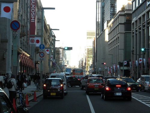 東京では年末年始になると大通りの一部に日の丸が飾られる。特に、銀座や日本橋を通る「中央通り」の日の丸は、なかなか壮観だ。平成27年12月29日
