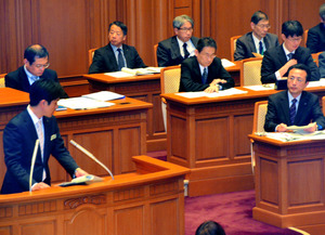 大阪市議会の本会議で答弁する吉村洋文市長＝１５日午後