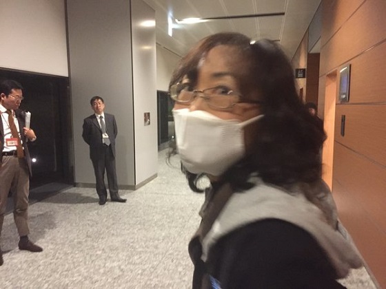 小林ユウジ@kovayou ハスミ本抗議の記者会見に富田安紀子が来ててアザラシに怒られてた笑。