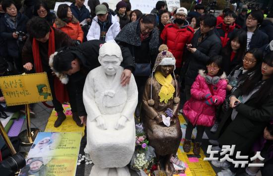 日本大使館前水曜集会　24周年で別の石像も設置