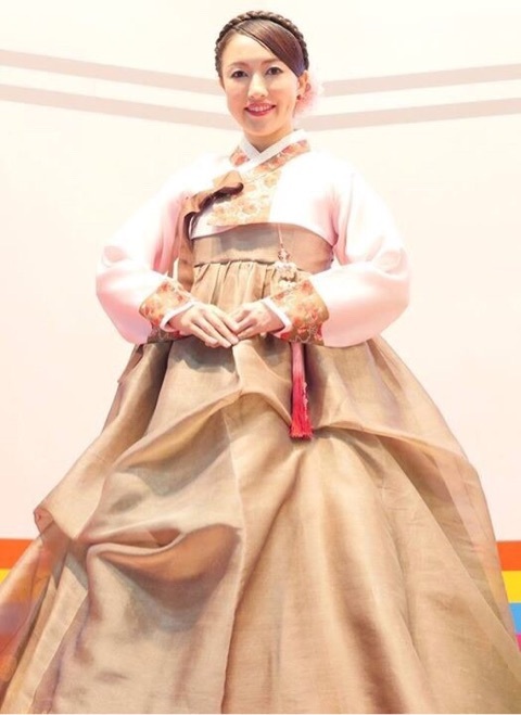 「ツーリズムEXPOジャパン2015」韓国ブースでチマチョゴリを着た宮崎謙介の不倫相手の宮沢磨由