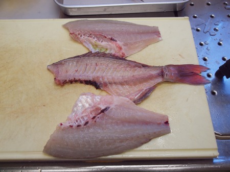 真鯛のさばき方と刺身の切り方 頭の割り方 中骨の切り方 魚料理と簡単レシピ