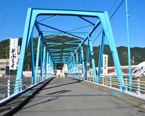 岩松川の青い橋