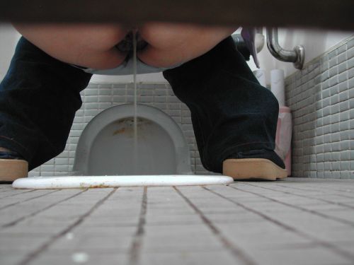 女子トイレの和式便所を後方の隙間から覗いた盗撮エロ画像 38枚 No.25