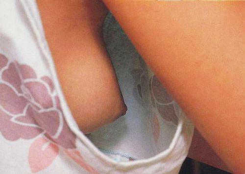 ノーブラ女性の横乳・ハミ乳・乳首ポロリ画像まとめ 42枚 No.19