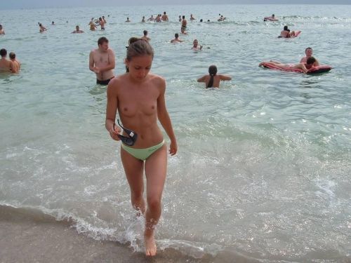 【海外盗撮】ヌーディストビーチでおっぱい放り出してる外人美女画像 40枚 No.8
