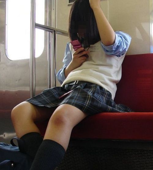 電車の中でちょっと足を開いたJKのパンチラが見えそうな盗撮画像！ No.2