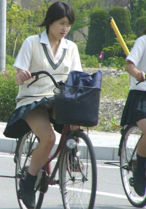 【盗撮画像】風が吹いたらパンチラしちゃう自転車通学JK画像 41枚 No.18