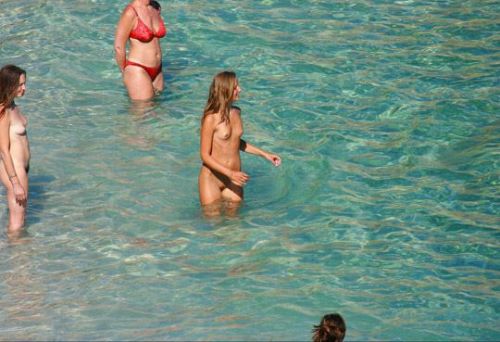 【盗撮画像】海外のヌーディストビーチで戯れる外人女性がエロ過ぎたわ 36枚 No.10
