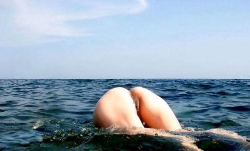 【盗撮画像】海外のヌーディストビーチで戯れる外人女性がエロ過ぎたわ 36枚 No.11