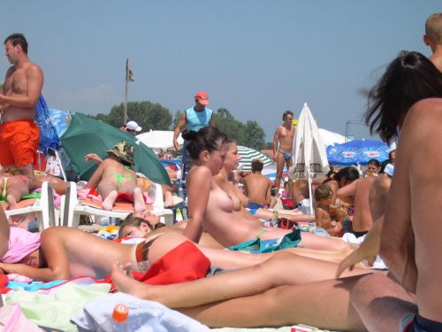 【盗撮画像】海外のヌーディストビーチで戯れる外人女性がエロ過ぎたわ 36枚 No.14