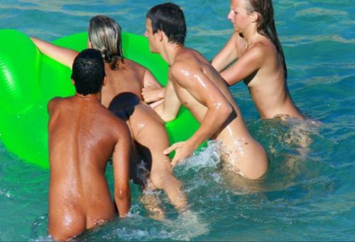 【盗撮画像】海外のヌーディストビーチで戯れる外人女性がエロ過ぎたわ 36枚 No.27