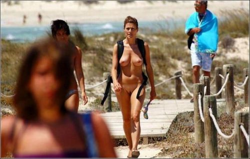 【盗撮画像】海外のヌーディストビーチで戯れる外人女性がエロ過ぎたわ 36枚 No.30
