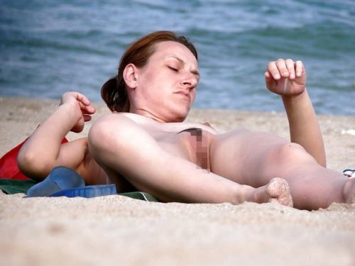 【盗撮画像】海外のヌーディストビーチで戯れる外人女性がエロ過ぎたわ 36枚 No.35