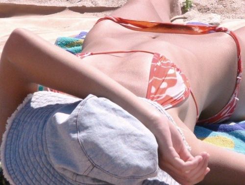 【盗撮画像】ヌーディストビーチでマンコも日焼けしちゃう外国人女性達！ 39枚 No.4