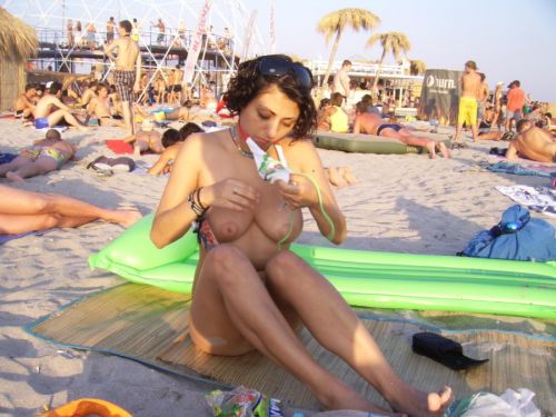 【盗撮画像】ヌーディストビーチでマンコも日焼けしちゃう外国人女性達！ 39枚 No.8