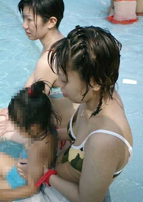 プールの子連れママが欲求不満でおっぱいがポロリしそうなエロ画像 45枚 No.31
