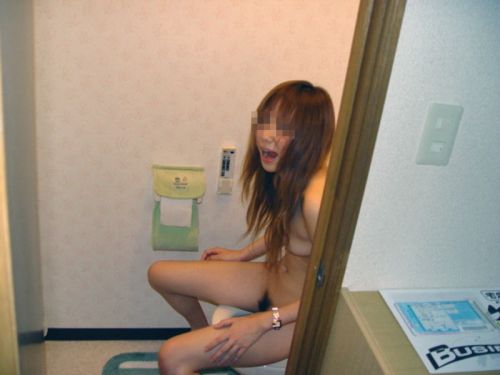 洋式トイレで裸で用を足しちゃう可愛い女の子のエロ画像まとめ 34枚 No.2