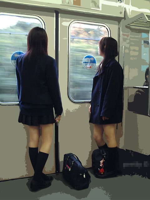 電車の中で座ってるJKの美脚を満喫する盗撮画像！ 38枚 No.11