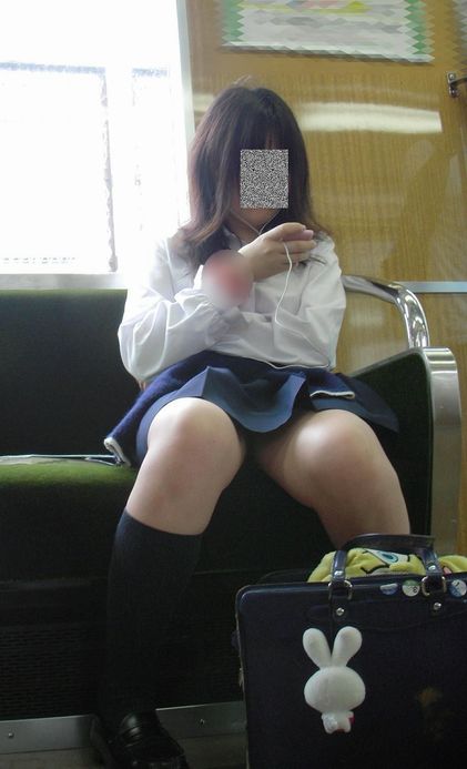 電車の中で座ってるJKの美脚を満喫する盗撮画像！ 38枚 No.29