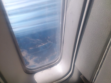 飛行機の窓。