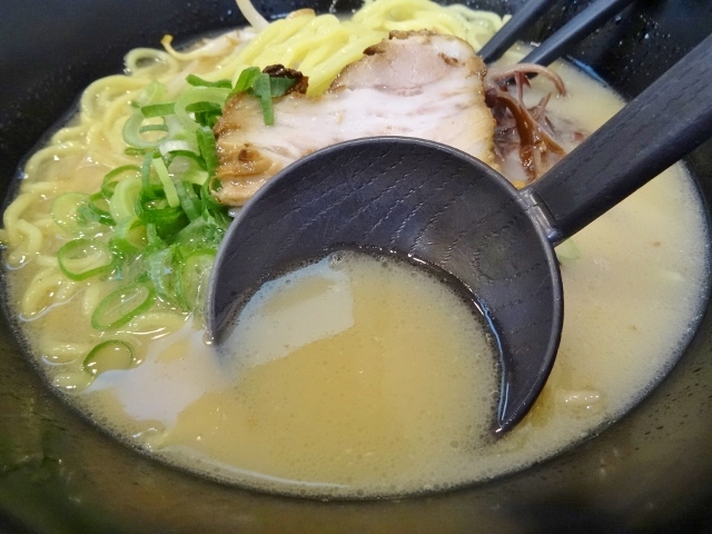 九州ラーメン金平　豚骨ラーメン　スープ