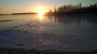 凍る湖