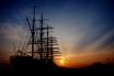 夕日と帆船