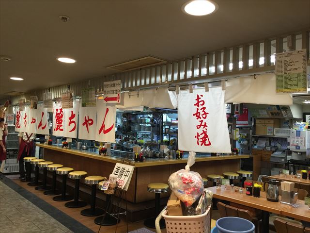 牡蠣入り広島風お好み焼き　OKONOMIYAKI Hiroshima style with oysters.