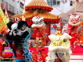 160208_神戸・南京町「春節祭」中国獅子舞001VGA