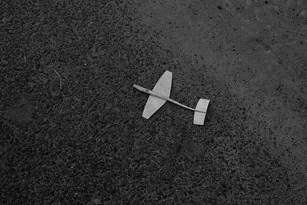道に落ちていた紙飛行機