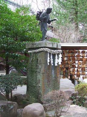 境内の二宮金次郎像