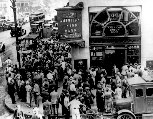 世界恐慌初期の取り付け騒ぎ時にニューヨークのアメリカ連合銀行に集まった群衆