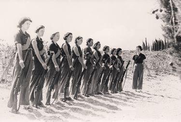 第一次中東戦争中、キブツ「ミシュマール・ハエメク」で訓練を受ける女性たち
