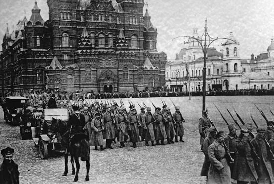 赤の広場を行進するボリシェヴィキ軍 1917年