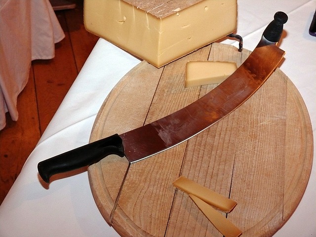 チーズを、包丁にくっつかないようスパッと切る方法は？