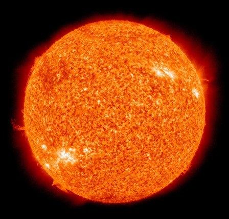 巨大エネルギー放出により、太陽は消滅しないのか？