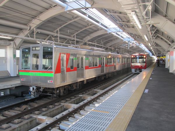 京成押上線を走る車両では最古参となった千葉ニュータウン鉄道9000形と最新の京急新1000形