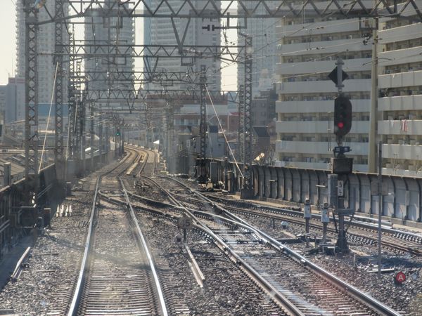 八広駅停車中の上り列車から見た地上区間との接続地点跡