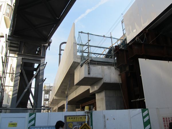盛土からコンクリート製の高架橋に改築された井の頭線渋谷方。