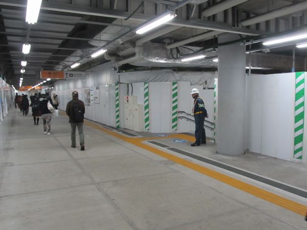 小田急線下北沢駅地下2階のコンコース。間仕切りがより簡易的なものに変わるなど緩行線ホームに転用するための準備が少しずつ始まっている。