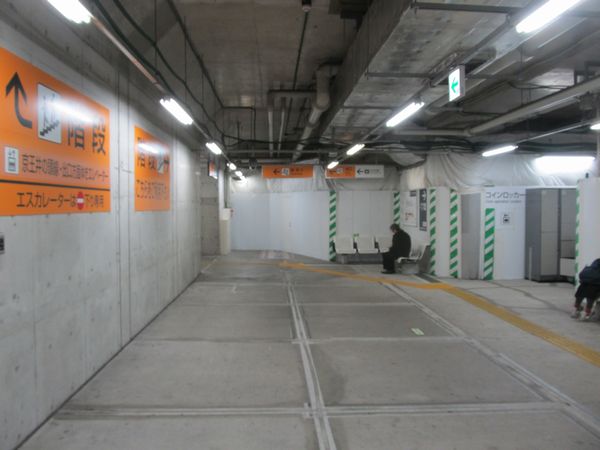 小田急線下北沢駅地下2階のコンコース。緩行線ホームに転用するための準備が少しずつ始まっている。