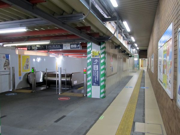 本設駅舎の改札口を入ったところ。手前は2014年に使用開始済みの本設エスカレータ。