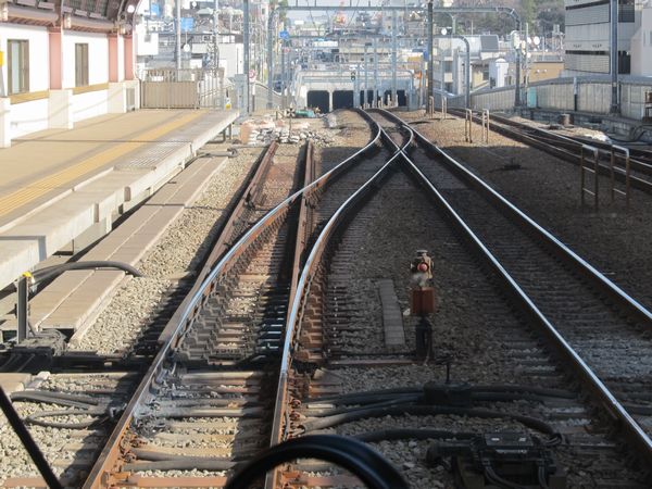 上り列車梅ヶ丘→世田谷代田の前面展望。坑口付近は昨年時点で緩行線の軌道敷設が進んでおり大きな変化はない。