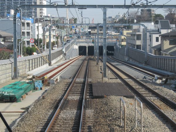 上り列車梅ヶ丘→世田谷代田の前面展望。坑口付近は昨年時点で緩行線の軌道敷設が進んでおり大きな変化はない。